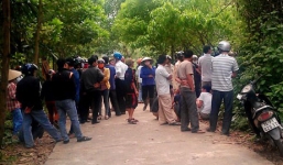 Con chém chết cha vì bị ngăn qua hàng xóm xin tiền